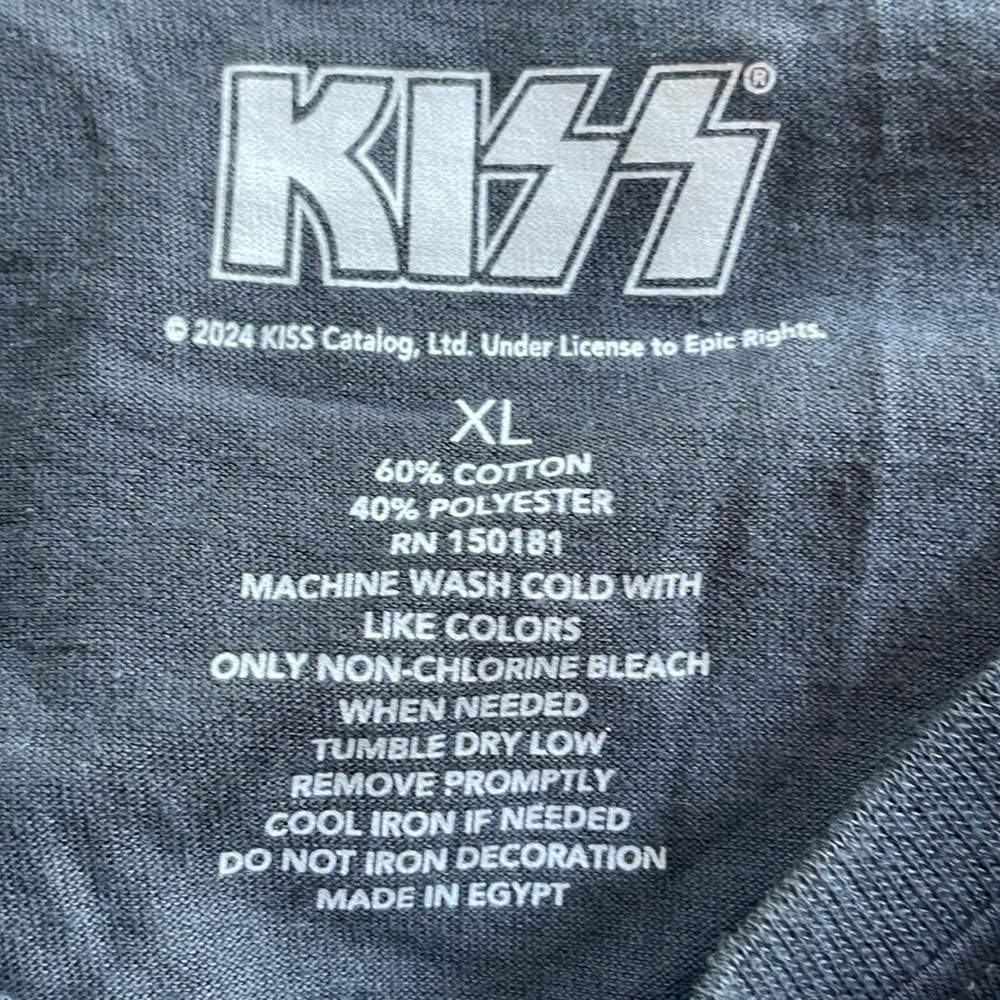 Kiss‎ - Picture 3 of 4